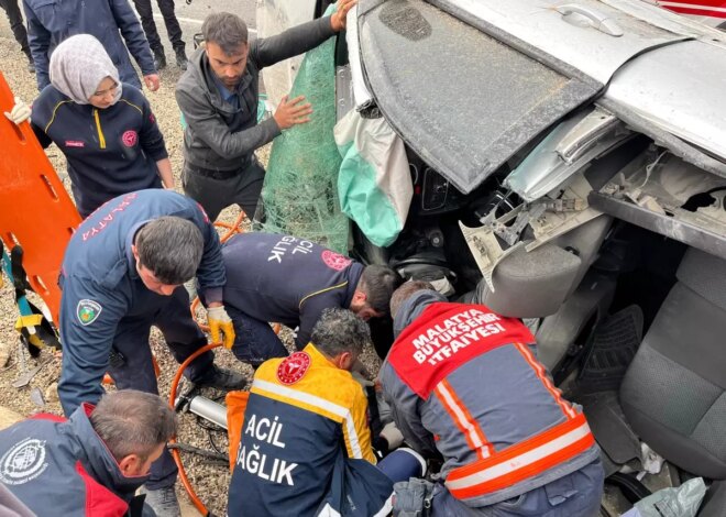 Malatya’da Otomobil Şarampole Devrildi: 4 Yaralı